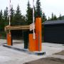 Bommer til motorvei, parkeringsanlegg og småveier på fjellet.