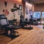 Arbeidsstasjoner hos Oslo Tattoo – profesjonelt tatoveringsstudio i Oslo med fokus på kvalitet, hygiene og skreddersydde tatoveringer.